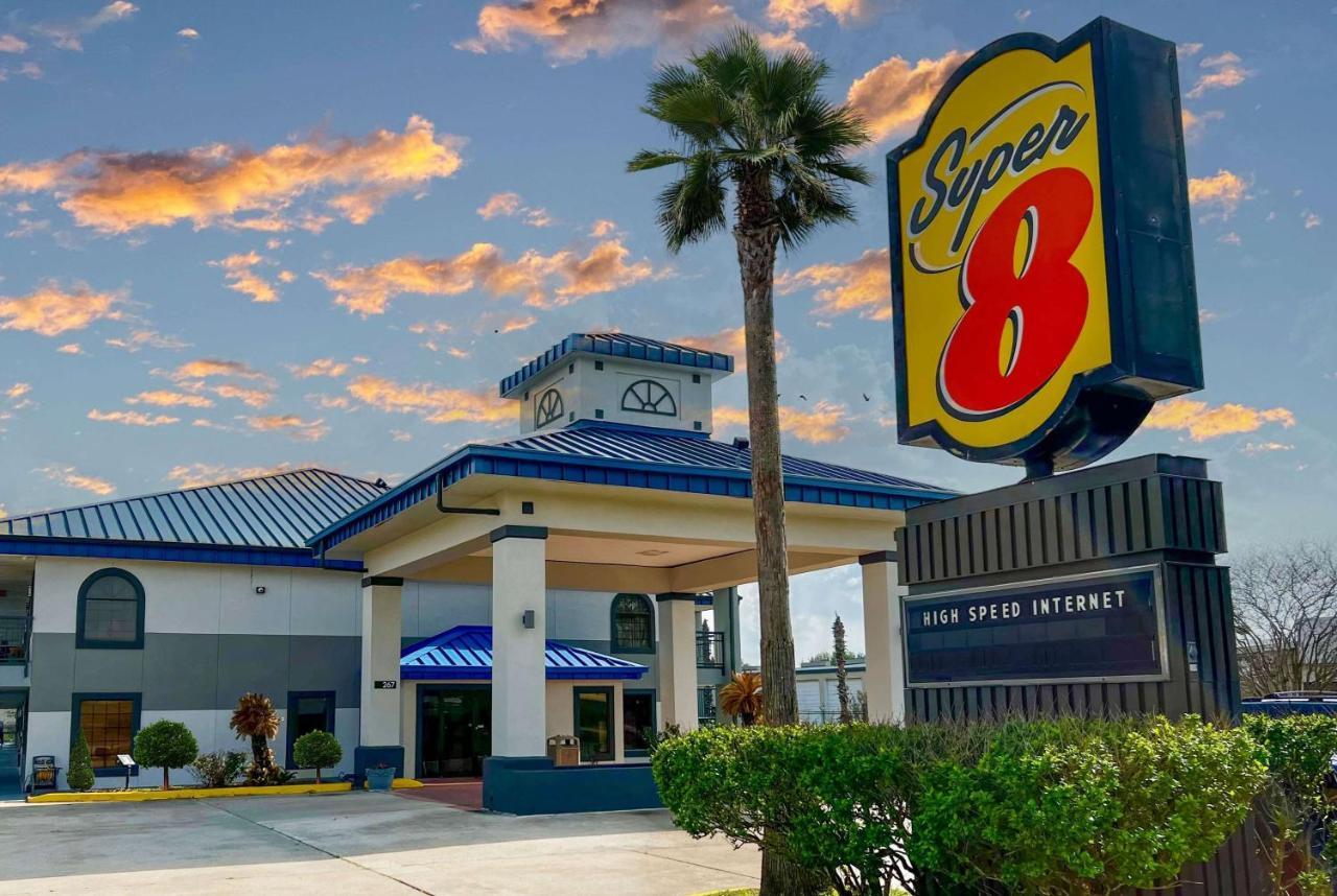 Super 8 By Wyndham Sealy Hotel Exterior photo