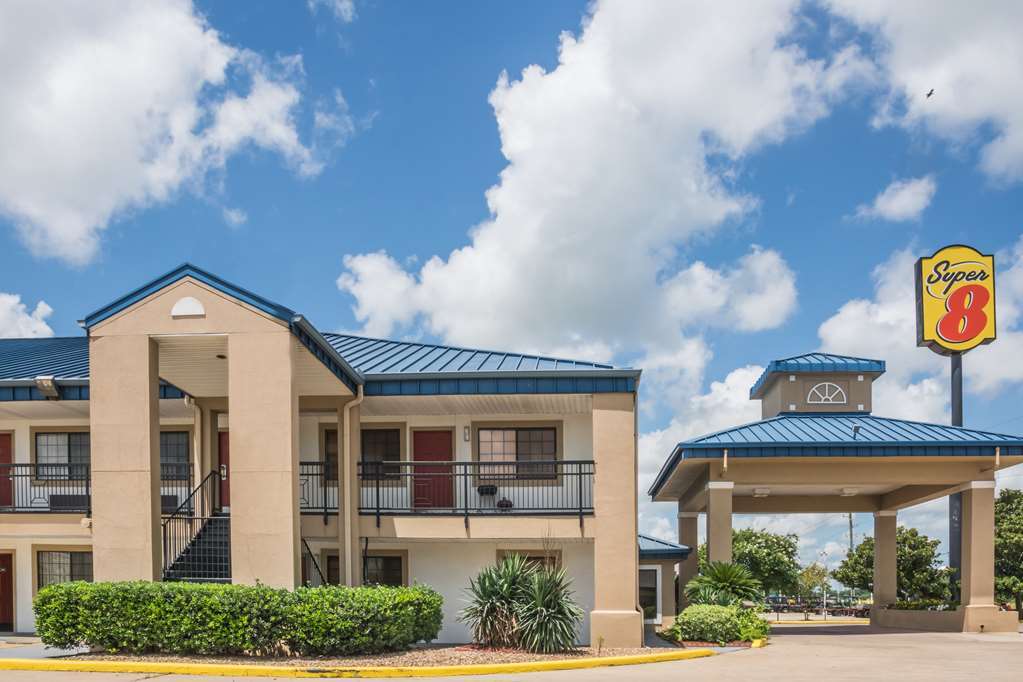 Super 8 By Wyndham Sealy Hotel Exterior photo